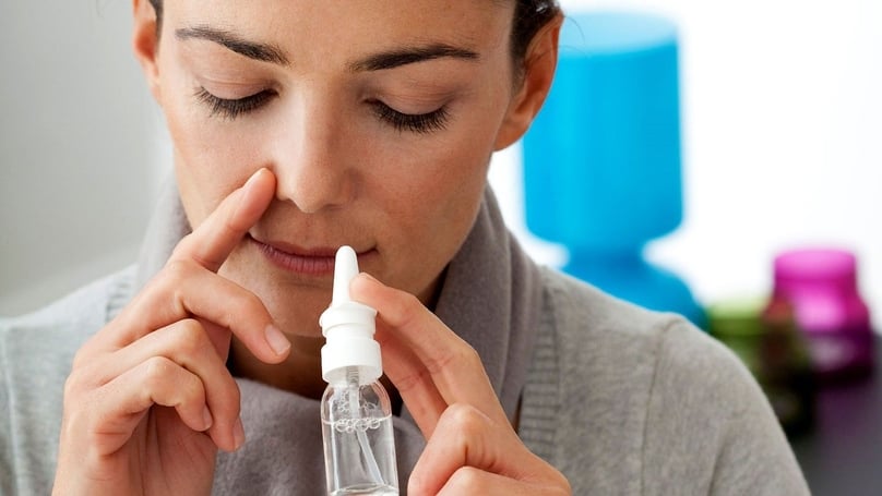 Cách phòng bệnh ở mũi hiệu quả nhất là dùng nước muối sinh lý bán tại các hiệu thuốc, có hai dạng là xịt và nhỏ mũi.