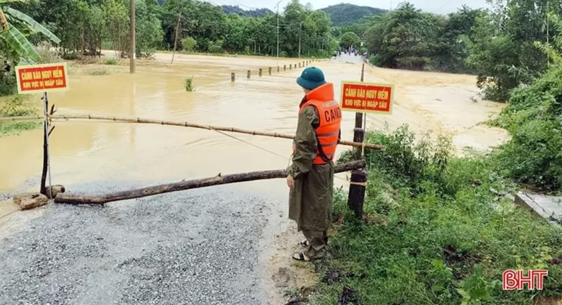 Các địa phương ở Hương Khê chốt chặn, ngăn không cho người dân qua lại tại các tuyến giao thông bị ngập. Ảnh: Báo Hà Tĩnh