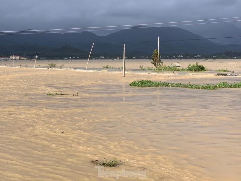 Trên địa bàn huyện Nghi Lộc, tổng lượng mưa đo được từ 7h ngày 28/9/2022 đến 7h ngày 29/9/2022 gần 468 mm khiến nhiều tuyến đường bị ngập lụt, chia cắt. Ảnh: Tiền Phong.
