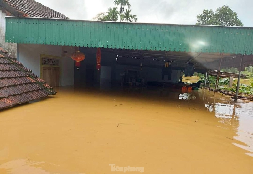 Nước lũ ngập đến sát mái nhà ở huyện Thanh Chương. Ảnh: Tiền Phong