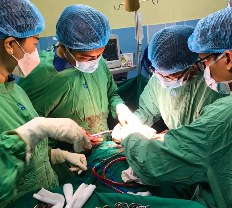 Ê-kíp mổ do bác sĩ Nguyễn Khánh Quang, chuyên Khoa Lồng ngực - Mạch máu - Bướu cổ làm trưởng ca tiến hành phẫu thuật cắt bỏ khối u ở cổ cho anh Thành.