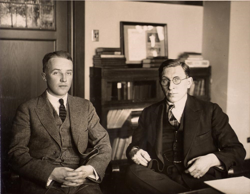 Frederick Banting (bên phải) và Charles Best.