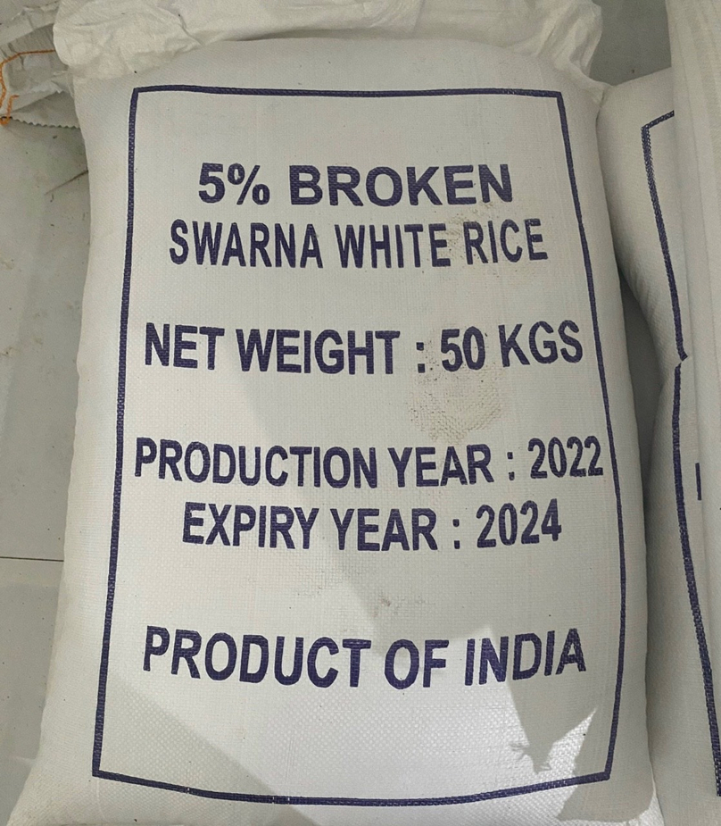 Qua kiểm tra lực lượng chức năng phát hiện bà P đang kinh doanh 588 bao gạo, loại 50kg/bao, có nhãn gốc bằng tiếng nước ngoài (Product of India).
