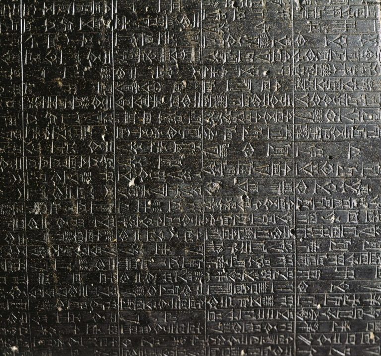 Văn bản pháp lý được viết bằng chữ hình nêm trên một cột đá của Hammurabi, một vị vua Babylon, vào thiên niên kỷ thứ 2 trước Công nguyên đề cập đến một căn bệnh phổi mãn tính được cho là bệnh lao.