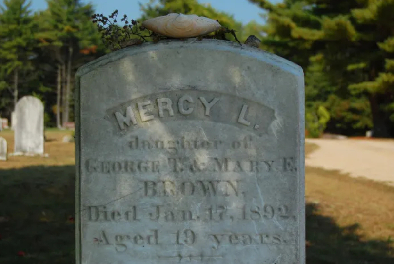 Bia đá dành cho Mercy Lena Brown, 19 tuổi, người đã chết vào tháng 1 năm 1892 vì bị tiêu hủy và thi thể của người sau đó đã được khai quật.