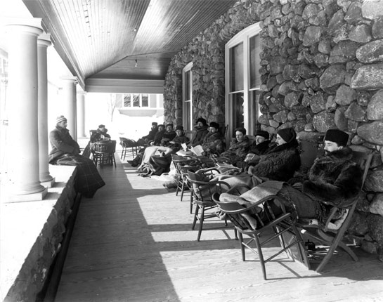 Năm 1884, bác sĩ Edward Trudeau mở bệnh viện điều dưỡng đầu tiên của Mỹ tại Saranac Lake, NewYork, nơi bệnh nhân lao ngồi ngoài hiên rộng phơi nắng để hít thở không khí trong lành vào năm 1896.