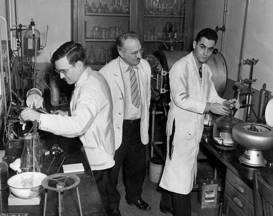Năm 1943, dưới sự giám sát của bác sĩ Selman A. Wakman (giữa), nghiên cứu sinh Albert Schatz của Rutgers (phải) đã phát hiện ra vi khuẩn sau này tạo ra kháng sinh streptomycin - một bước đột phá lớn trong điều trị bệnh lao.