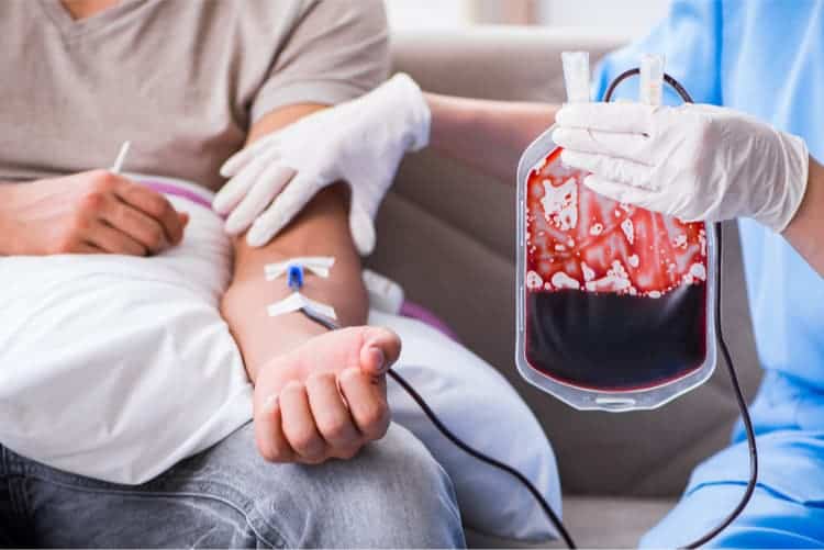 Bệnh nhân Thalassemia cần phải được truyền máu và dùng thuốc thải sắt suốt đời.