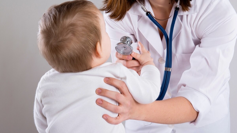 Cần đưa trẻ bị sốt siêu vi tới gặp bác sĩ để được tư vấn cũng như có hướng điều trị phù hợp nếu như bệnh tình không thuyên giảm.