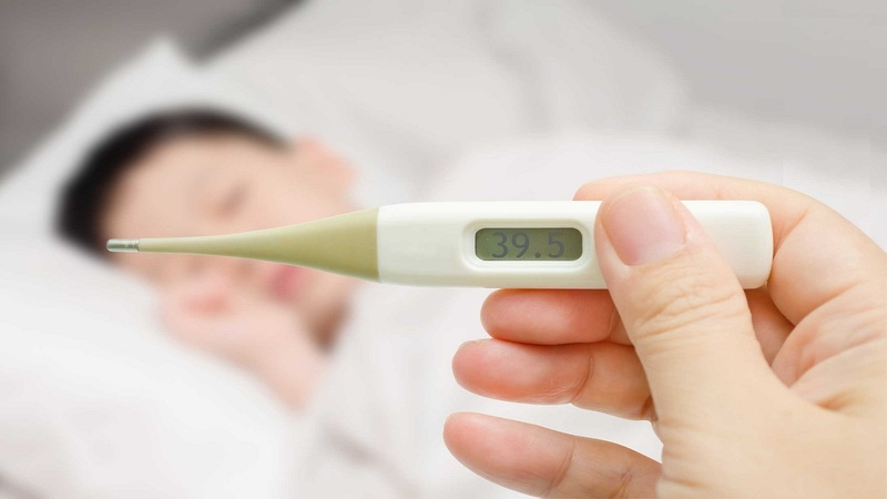 Trẻ bị sốt siêu vi có thể sốt cao đến 39 - 40 độ C.