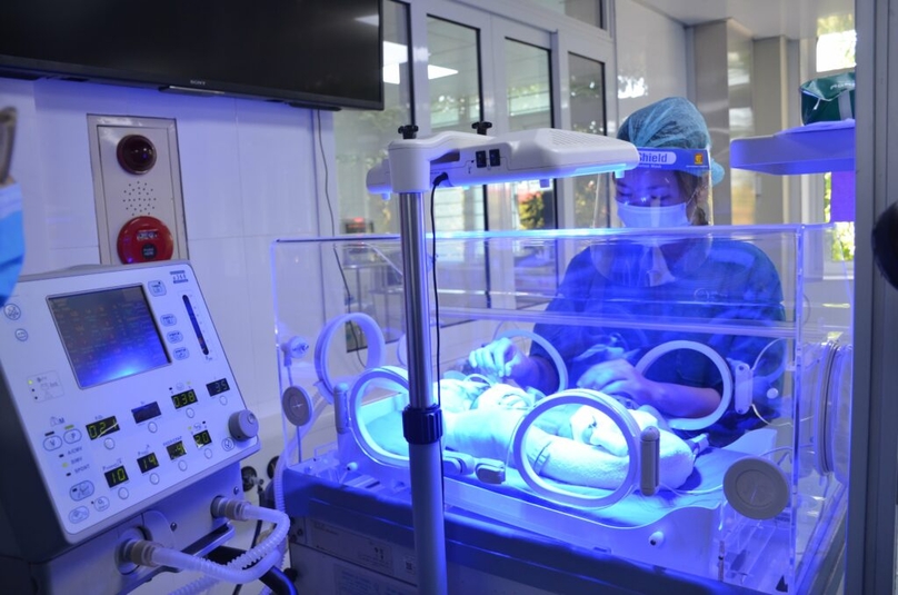 Bệnh nhi sinh non được bác sĩ chăm sóc tại phòng Hồi sức tích cực khoa Sơ sinh (Bệnh viện Sản nhi Quảng Ninh). Ảnh: BVCC