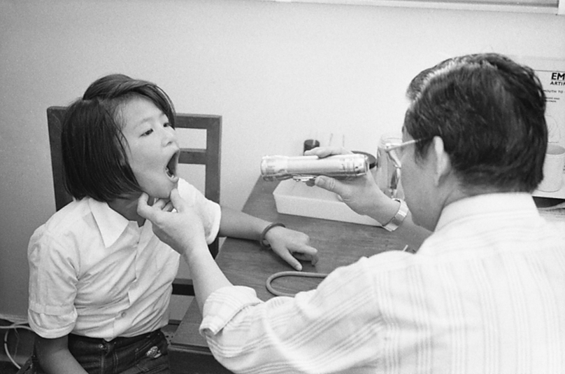 Các bác sĩ ở Châu Á cho rằng chứng đau họng và phát ban là dấu hiệu của bệnh sởi.
