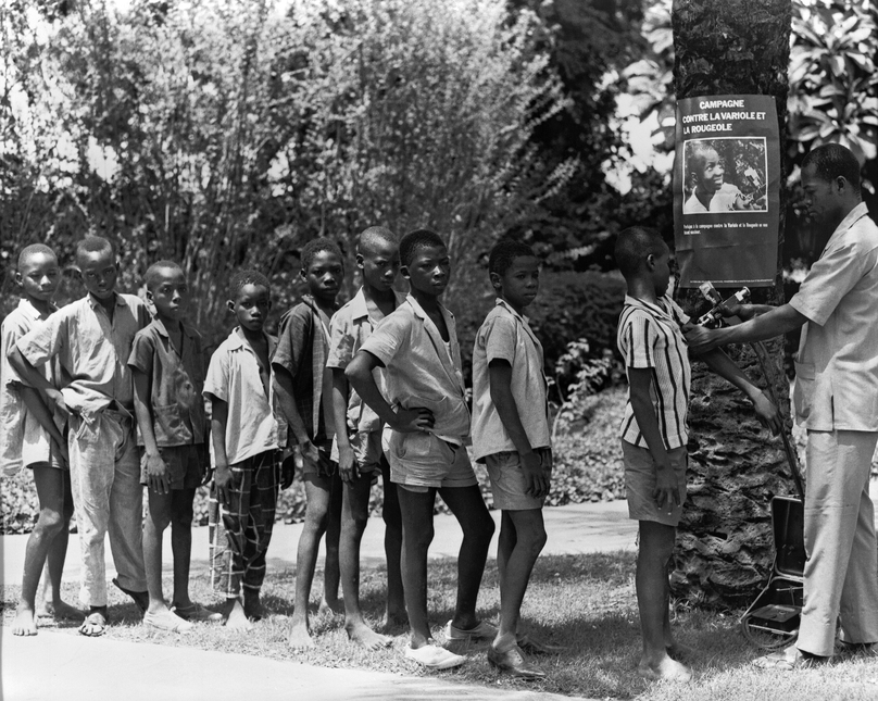 Trẻ em ở Tây Phi đang đứng xếp hàng chờ tiêm phòng bệnh đậu mùa và sởi năm 1968.