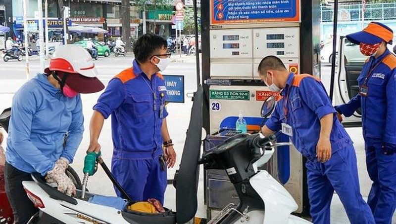 Theo chu kỳ điều chỉnh giá bán lẻ xăng dầu, từ 15h chiều nay (21/11), giá xăng trong nước được điều chỉnh giảm. Ảnh: TL