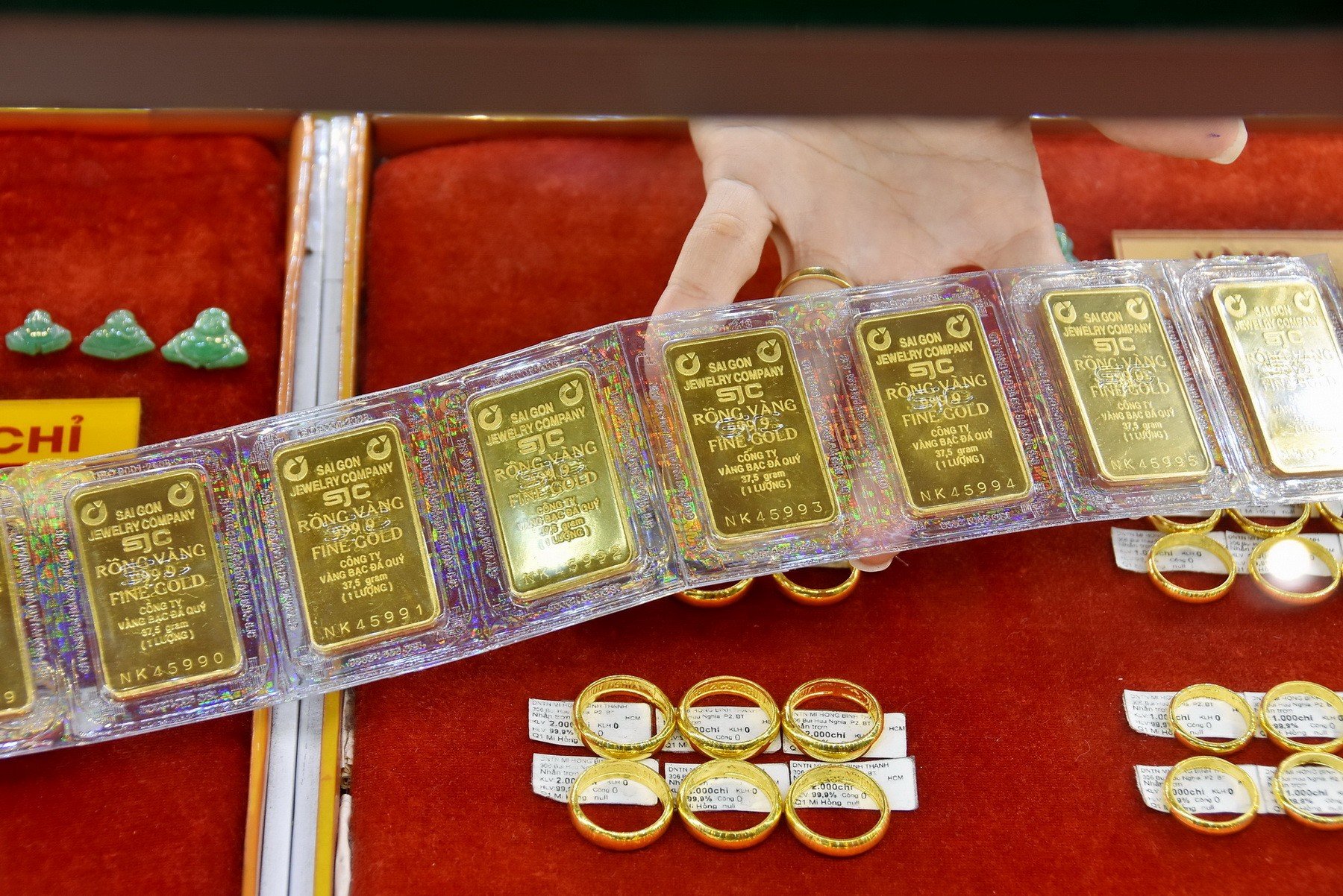 Giá vàng hôm nay giảm sốc đối với vàng thế giới, khiến chênh lệch với giá vàng SJC tiếp tục giãn rộng 