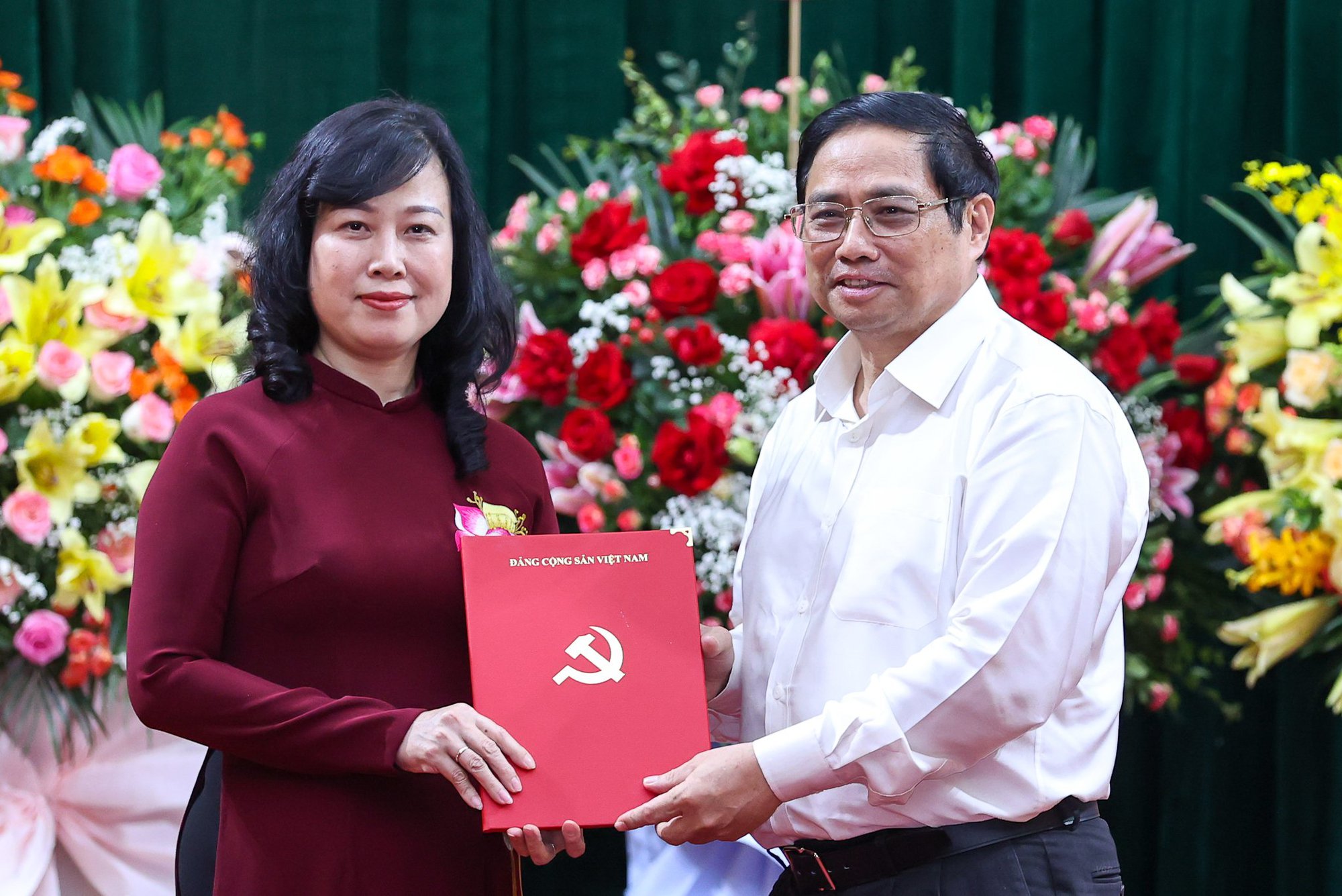  Thủ tưởng Chính phủ Phạm Minh Chính trao quyết định bổ nhiệm Quyền Bộ trưởng Bộ Y tế cho bà Đào Hồng Lan