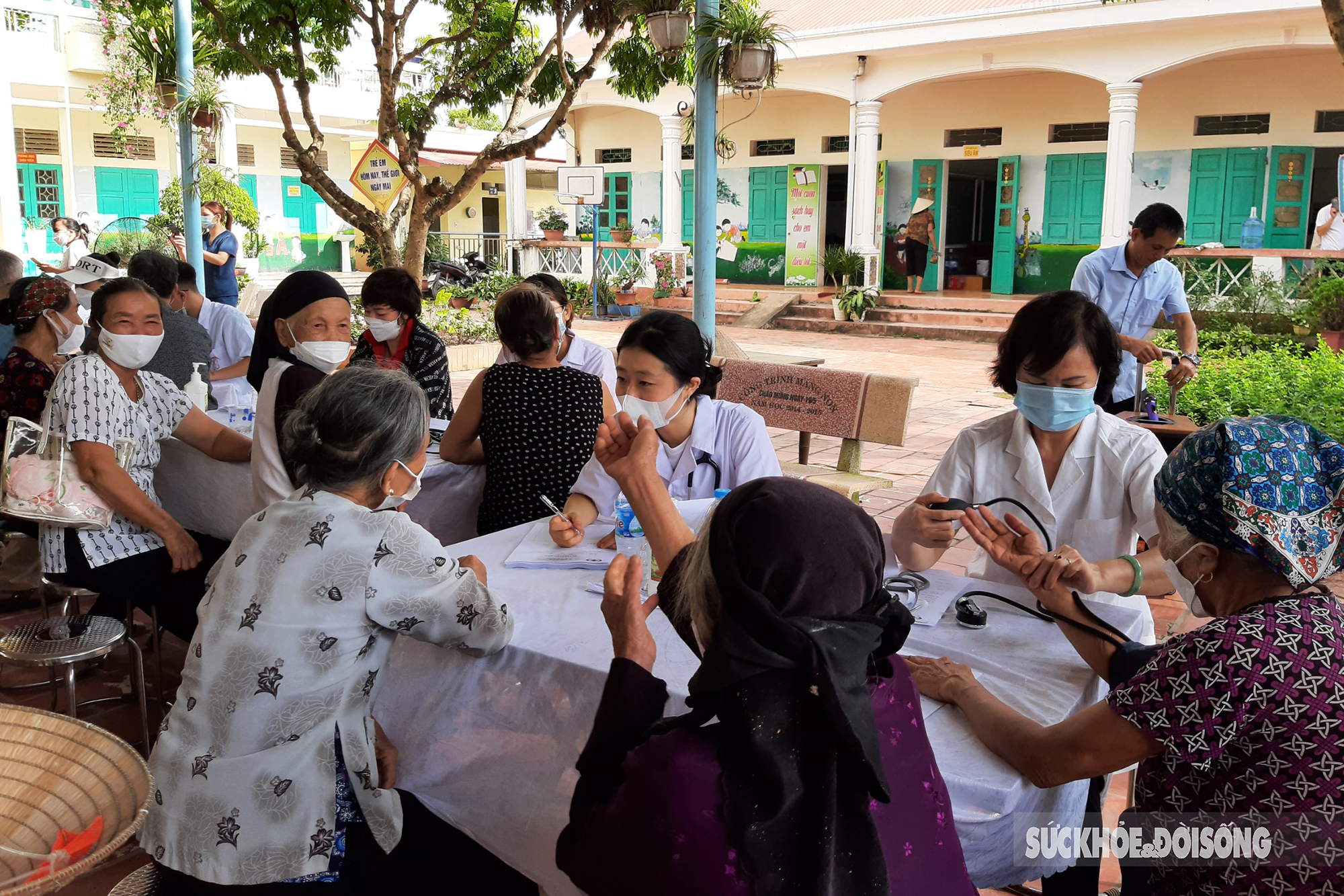  Đến với chương trình 'Khám bệnh, tư vấn sức khỏe và phát thuốc miễn phí', người dân xã Tân Sỏi được các bác sĩ cùng các thành viên trong đoàn khám các chuyên khoa lâm sàng và cận lâm sàng.