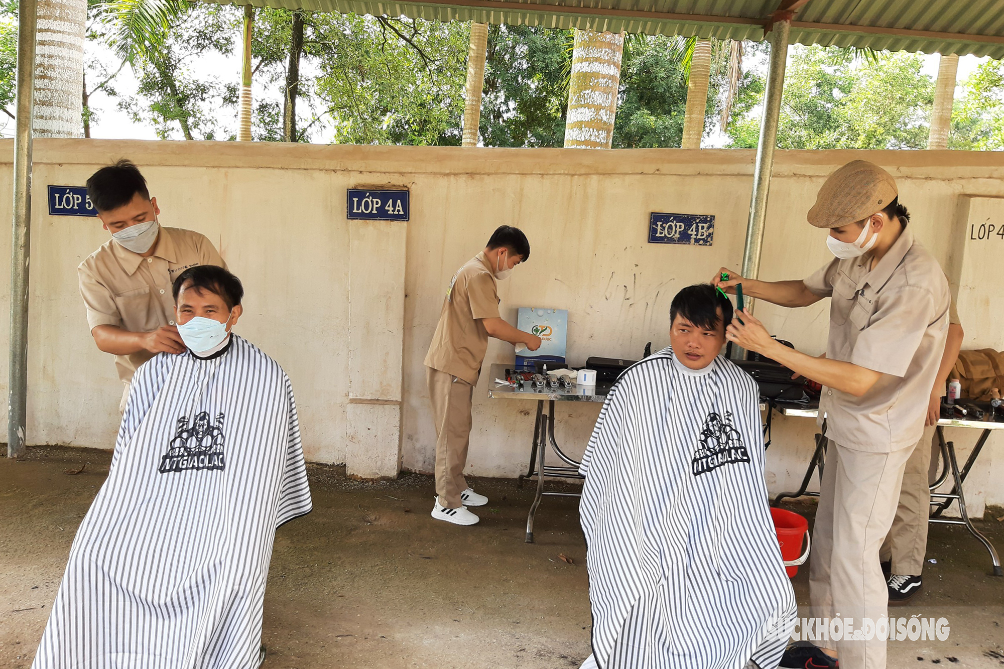  Trong chương trình, người dân xã Tân Sỏi, huyện Yên Thế còn được các tình nguyện viên trong đoàn cắt tóc miễn phí. Chương trình 'Khám bệnh, tư vấn sức khỏe và phát thuốc miễn phí' là hoạt động có tính xã hội và tính cộng đồng cao đã nhận được sự chung tay góp sức đồng hành của nhiều nhà hảo tâm trên cả nước.