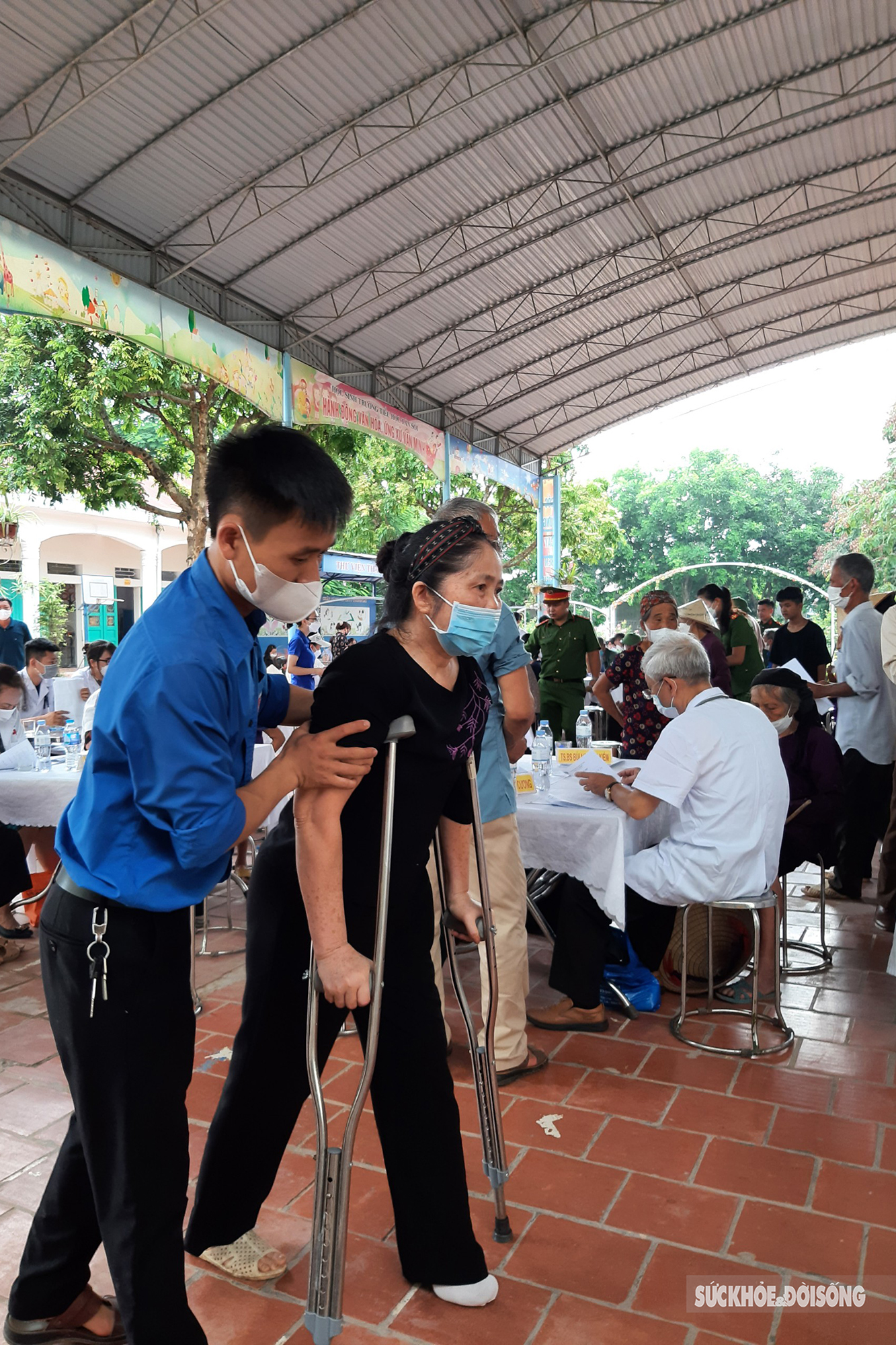  Đoàn viên thanh niên xã Tân Sỏi, huyện Yên Thế, Bắc Giang giúp đỡ người dân vào bàn khám.
