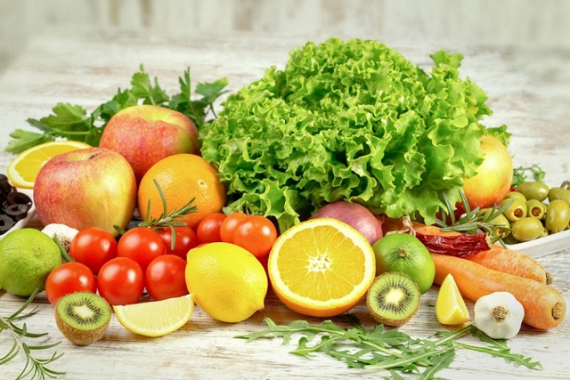  Rau xanh và trái cây tươi chứa nhiều vitamin và khoáng chất tốt cho trẻ hậu COVID-19.