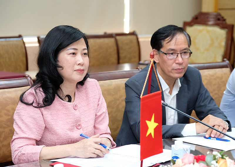  Quyền Bộ trưởng Bộ Y tế Đào Hồng Lan tại buổi tiếp Ngài Jaya Ratnam - Đại sứ Singapore tại Việt Nam. Ảnh: Trần Minh
