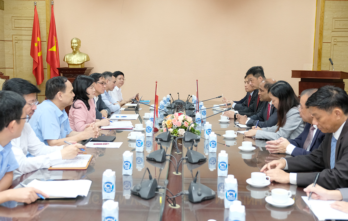  Quyền Bộ trưởng Bộ Y tế Đào Hồng Lan đã tiếp và trao đổi về hợp tác y tế với Ngài Jaya Ratnam - Đại sứ Singapore tại Việt Nam. Ảnh: Trần Minh