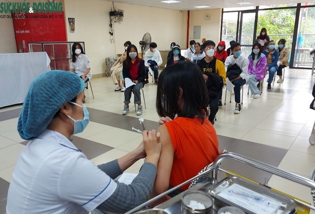  Tiêm vaccine COVID-19 cho học sinh Trường THPT Khương Đình (Thanh Xuân).