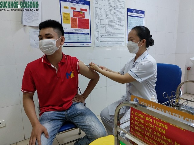  Tiêm mũi 4 vaccine COVID-19 cho người dân tại TYT phường Phú Đô (quận Nam Từ Liêm).