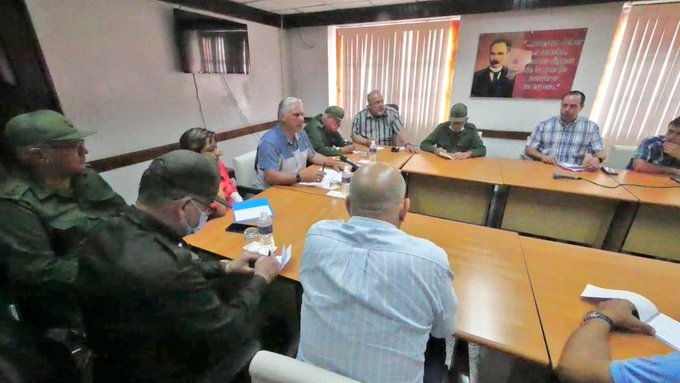  Cuộc họp của các nhà lãnh đạo Cuba với lực lượng chức năng nhằm khắc phục hậu quả vụ cháy. Ảnh: Granma.cu