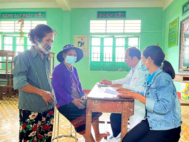  Gần 400 người dân trên địa bàn xã A Bung được tư vấn sức khỏe, khám tổng quát và cấp thuốc miễn phí.