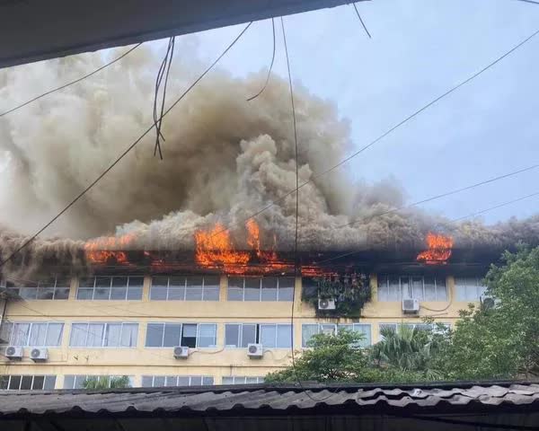  Toàn cảnh vụ cháy tại tầng 5 Công ty Cổ phần Vật liệu xây dựng và xuất nhập khẩu Hồng Hà, ngõ 109 Trường Chinh (Phương Liệt, Thanh Xuân).