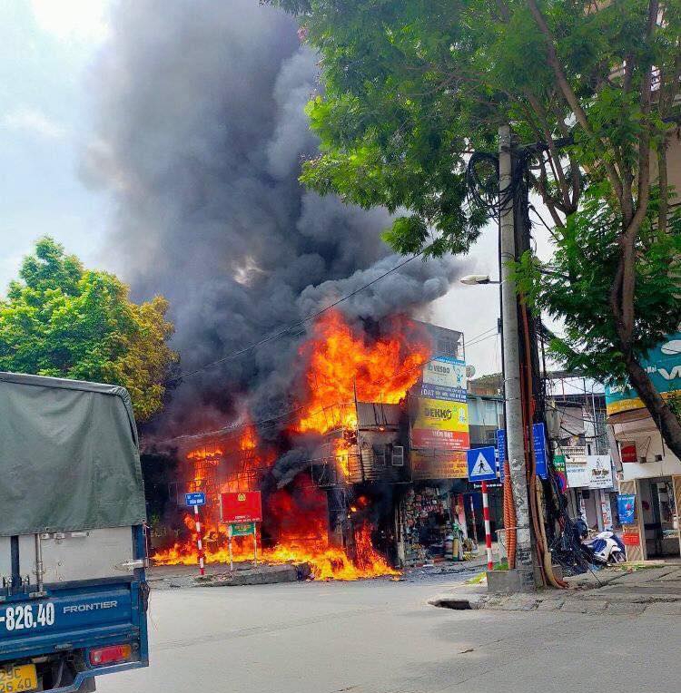  Hình ảnh vụ cháy một cửa hàng tại đoạn Trần Bình giao cắt Hồ Tùng Mậu sáng nay.