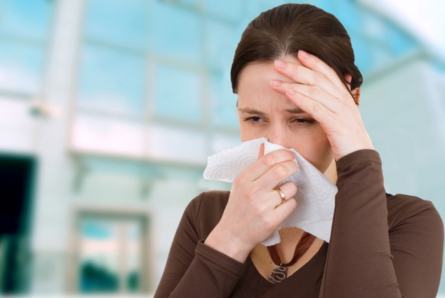  Cảm lạnh gây các triệu chứng đau đầu, nghẹt mũi, ho, đau họng...