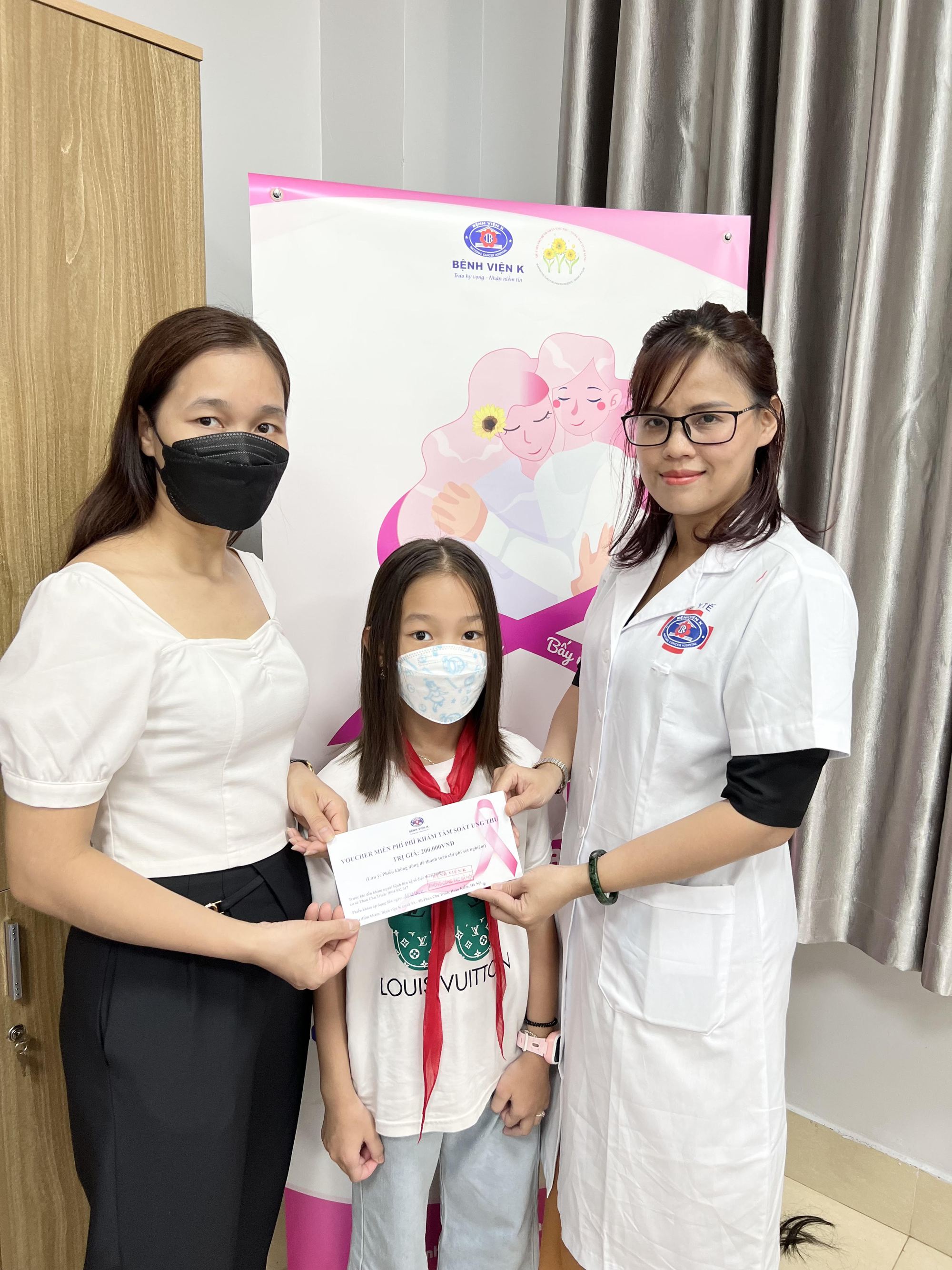  Mẹ của Phương An cùng con gái sau khi cắt tóc tặng bệnh nhân ung thư tại chương trình