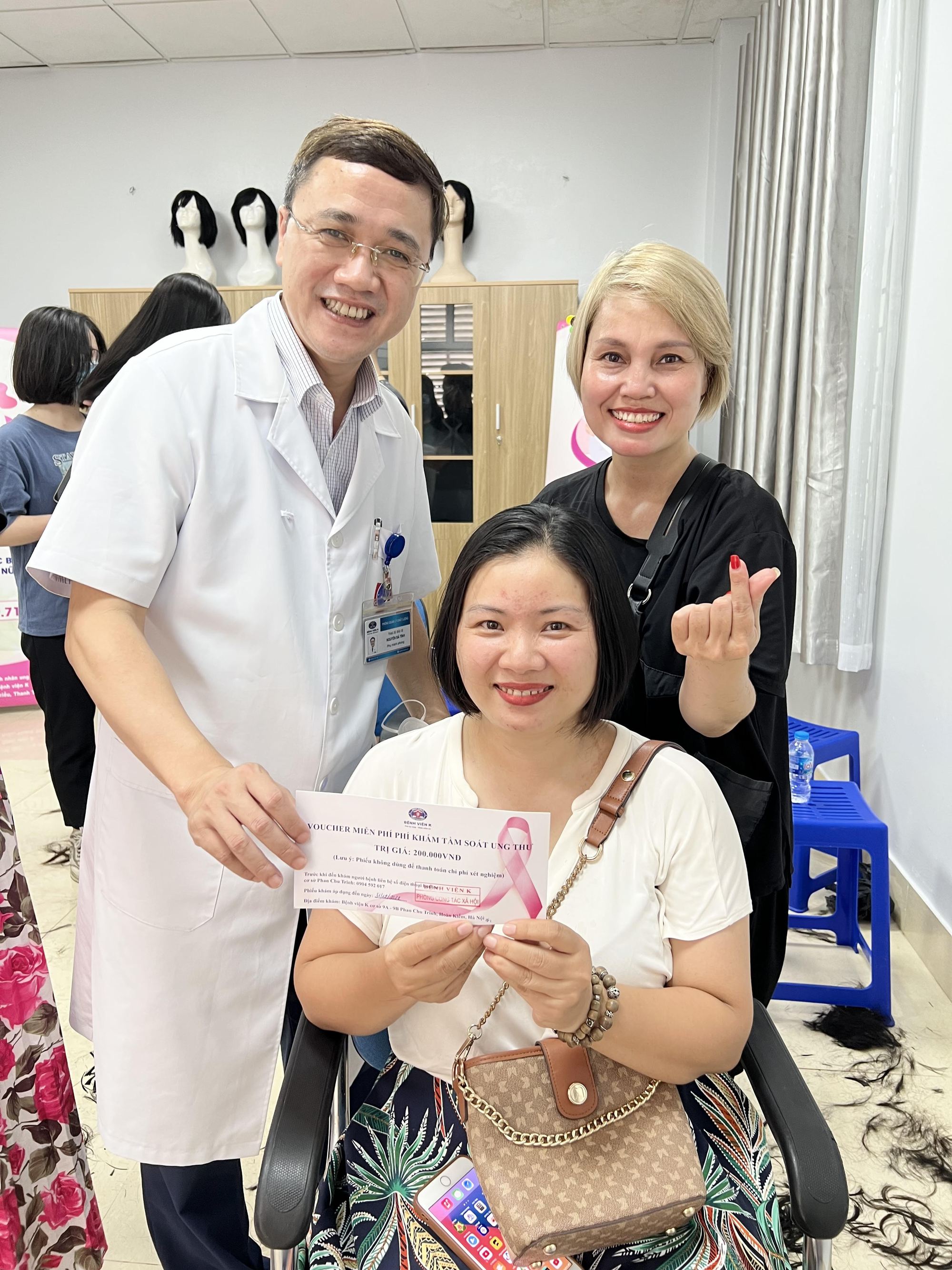  Chị Hồng Vịnh- cán bộ Văn phòng Bộ Y tế và niềm vui sau khi hiến 20cm mái tóc cho người bệnh ung thư