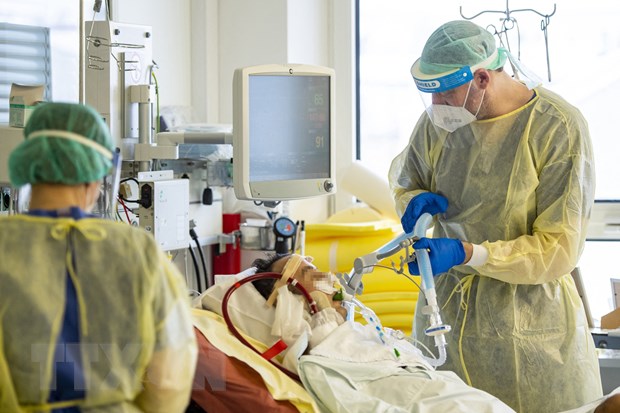  Nhân viên y tế điều trị cho bệnh nhân COVID-19 tại bệnh viện ở Munich, Đức. (Ảnh: AFP/TTXVN)