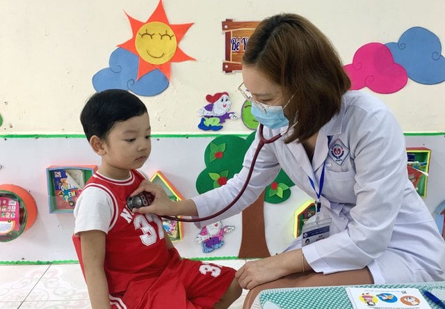  Cần đưa trẻ đến cơ sở y tế chuyên khoa Nhi để bác sĩ khám và hướng dẫn điều trị đúng cách.