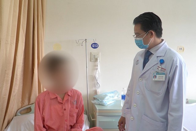  TS.BS Trần Văn Dương – Phó khoa Tạo hình Thẩm mỹ Bệnh viện Chợ Rẫy thăm khám cho bệnh nhân sau phẫu thuật.