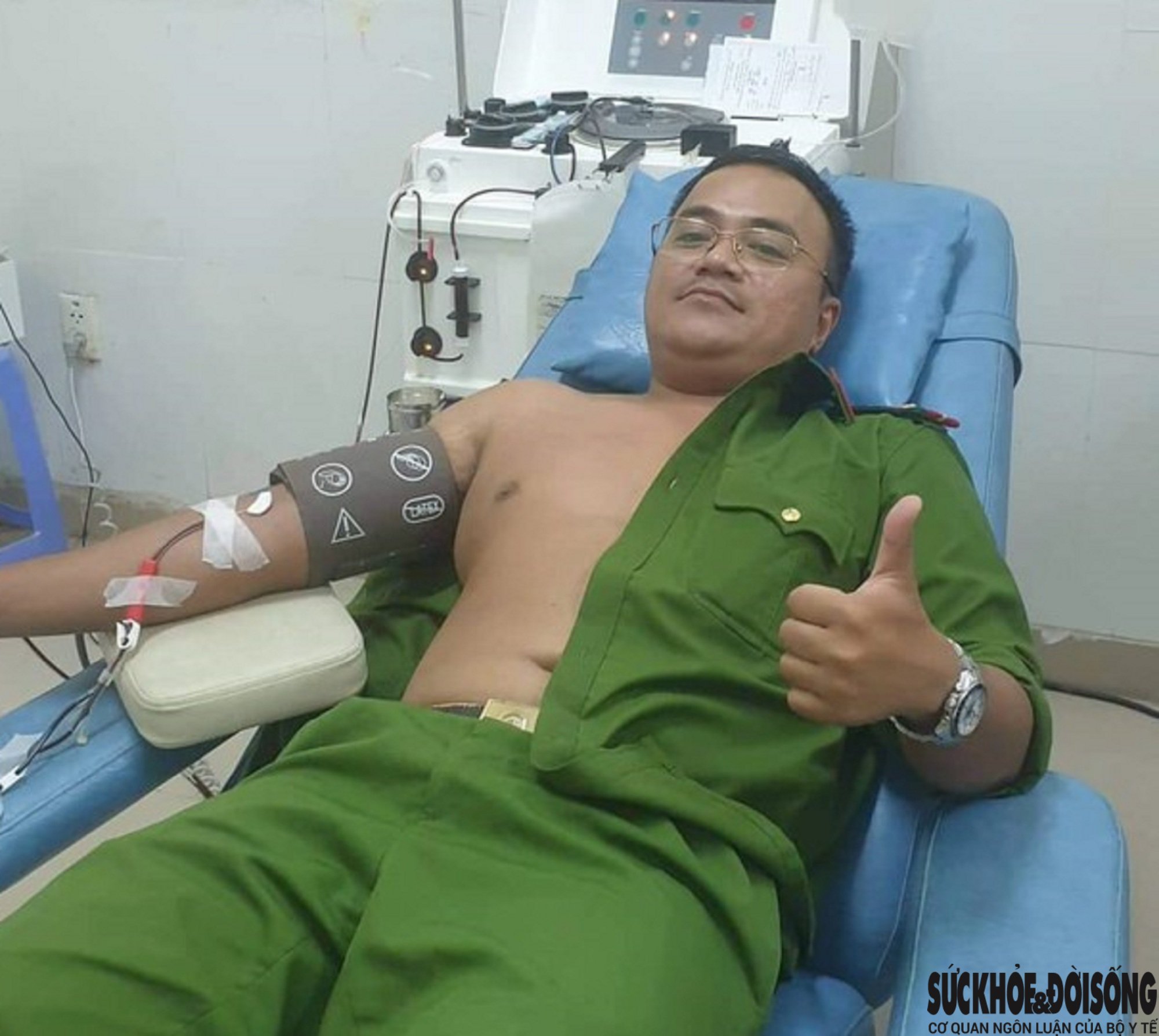  Đại úy Hà Anh Vũ – Công an phường Hải Châu 2 đã vượt mưa bão đến hiến máu cứu người ngay khi nhận được đề nghị từ các bác sĩ Bệnh viện Phụ sản - Nhi Đà Nẵng. Ảnh: NT