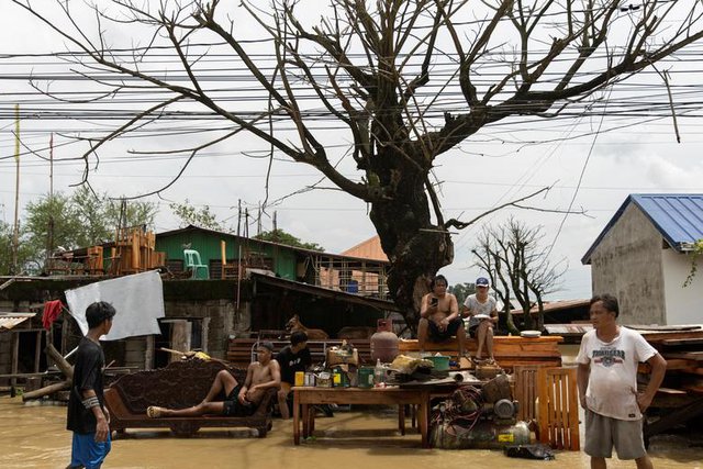  Người dân Philippines đối mặt với nhiều khó khăn sau khi siêu bão Noru càn quét quốc đảo này.