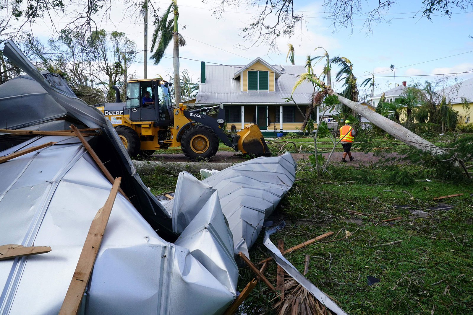  Nhân viên cứu hộ thu dọn cây đổ khỏi đường dây điện ở Punta Gorda (Nguồn ảnh: Bryan R. Smith / AFP / Getty Images)