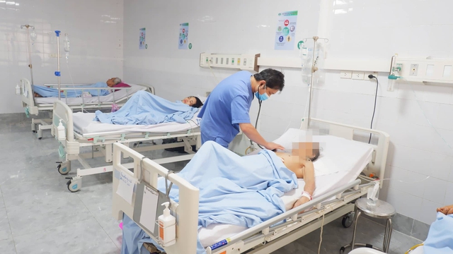  ThS. BS Nguyễn Tô Hoàng thăm khám cho bệnh nhân V. sau phẫu thuật