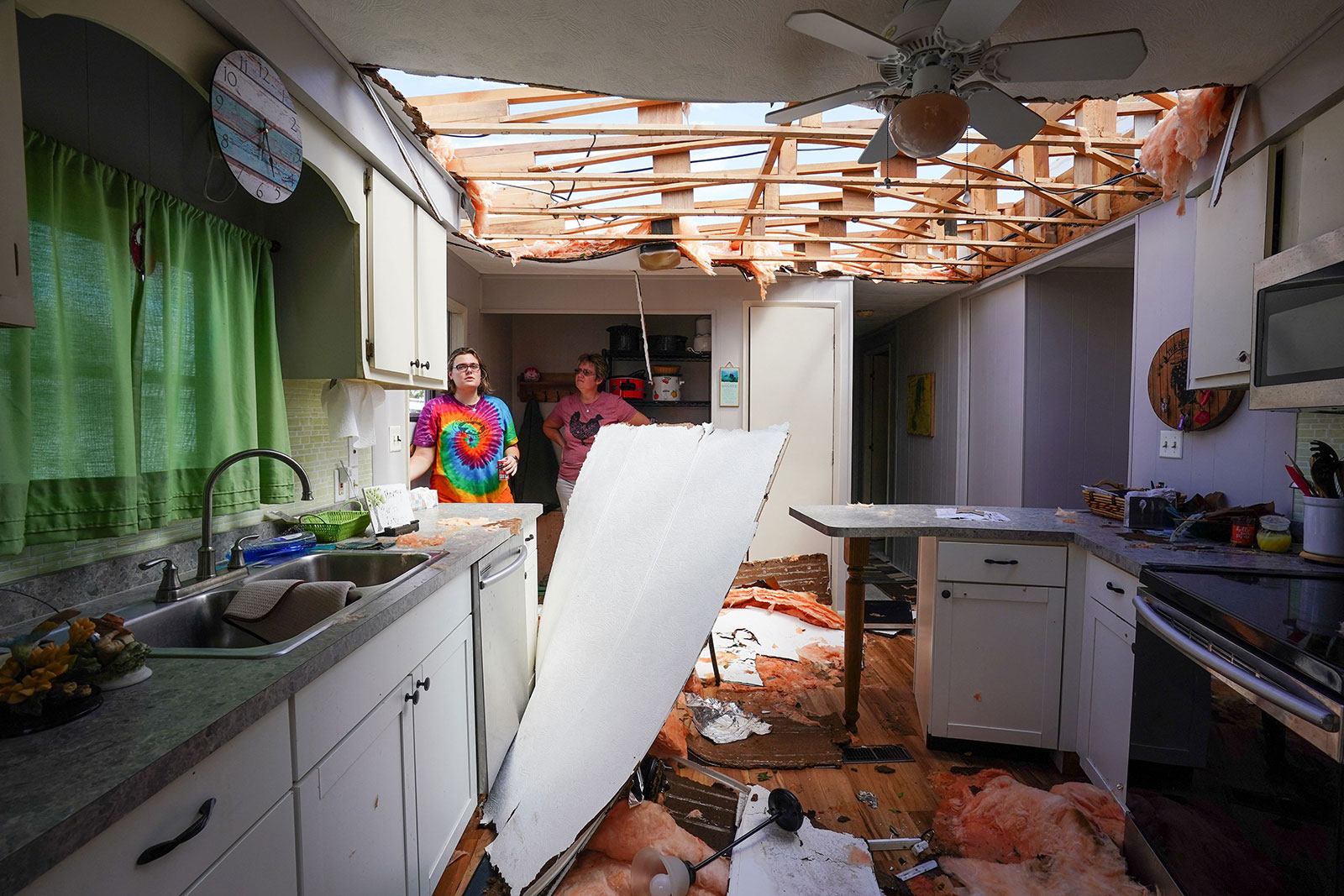  Andrea Barrios và con gái Hannah tại ngôi nhà bị tàn phá sau bão tại Cảng Charlotte (Nguồn ảnh: Bryan R. Smith / AFP / Getty Images)