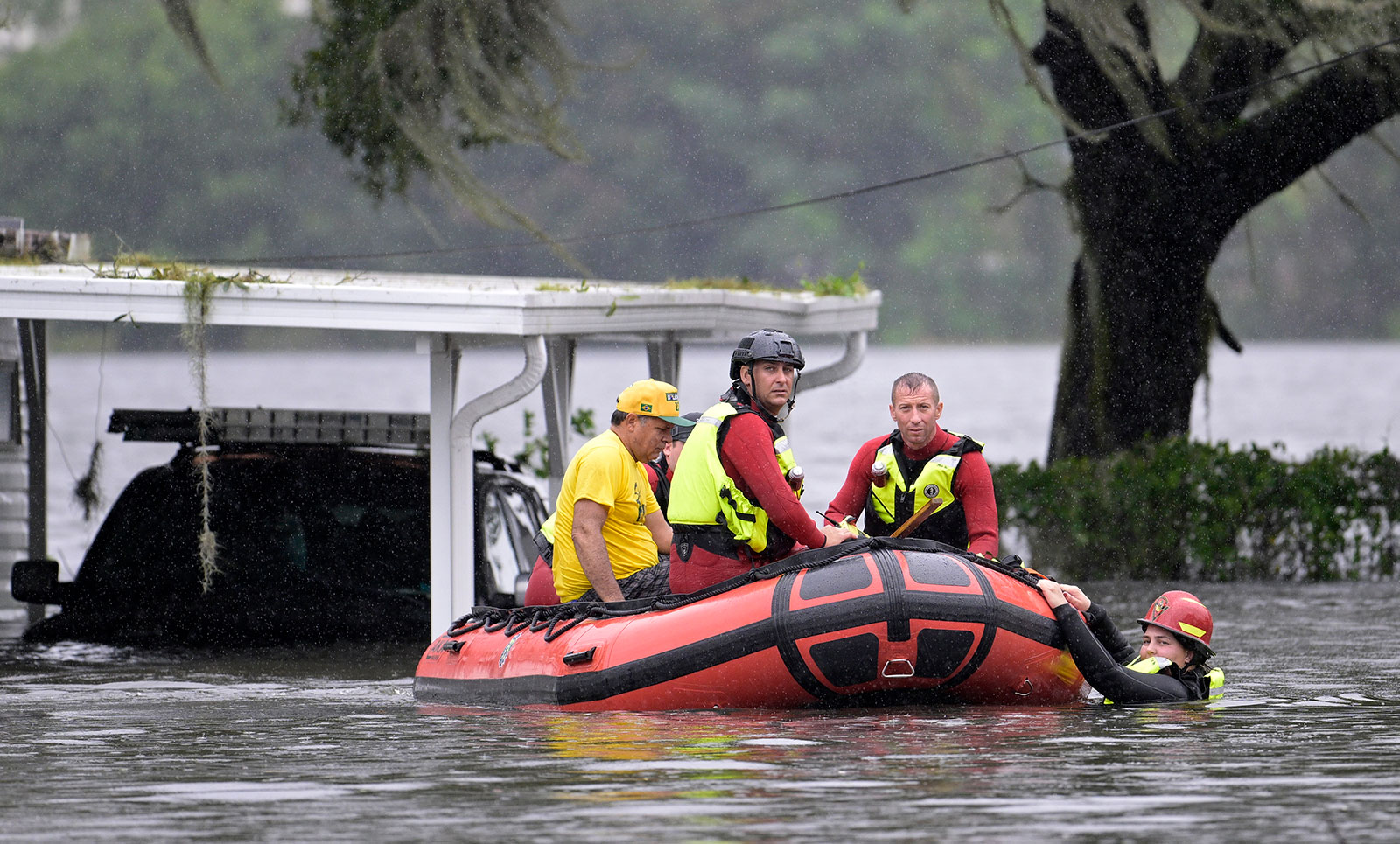  Lực lượng cứu hộ ở bang Flordia sử dụng một chiếc thuyền bơm hơi để giải cứu người dân tại Orlando (Nguồn ảnh: Phelan M. Ebenhack / AP)