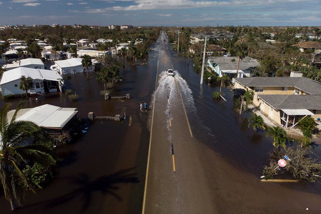  Ngập lụt như một 'dòng sông' sau bão ở Fort Myers, Florida