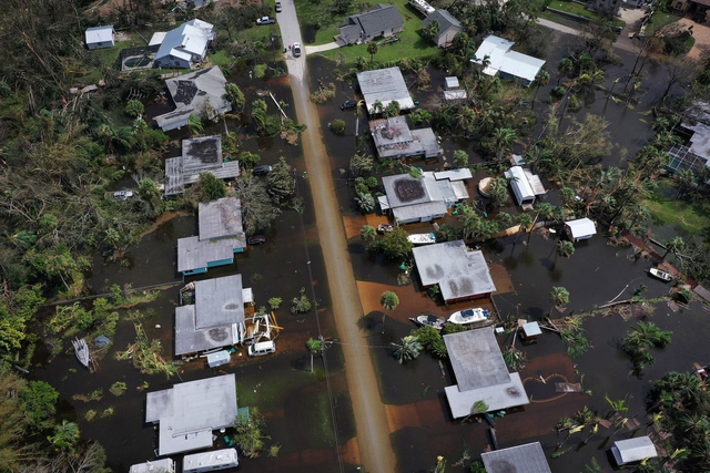  Bão Ian gây ra ngập lụt ở bang Florida, Mỹ. Nhà dân ở gần bờ biển chìm trong nước biển.