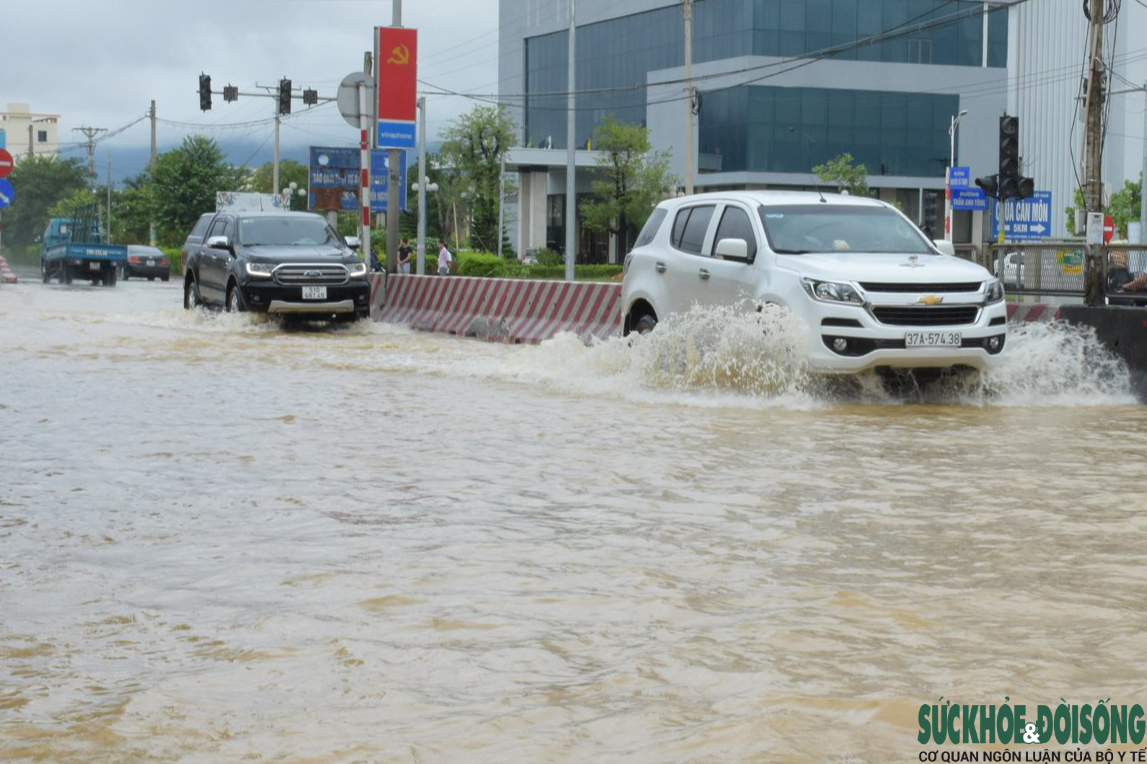  Quốc lộ 1A đoạn đi qua phường Quỳnh Thiện, Mai Hùng, Quỷnh Xuân, TX Hoàng Mai ngập sâu trong nước. Ảnh: Trần Thanh Yên