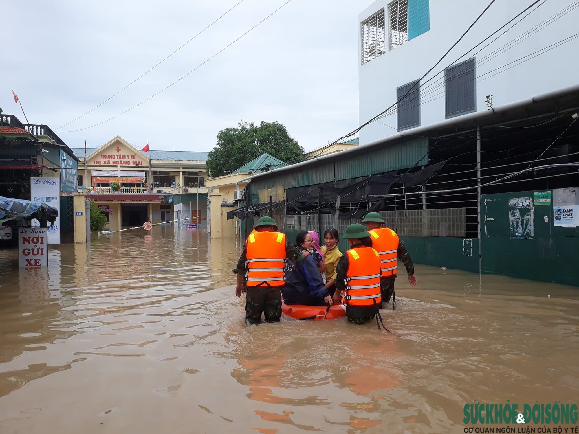 TTYT Thị xã Hoàn mai bị ngập lụt phải di dời bệnh nhân đến nơi An toàn. Ảnh: Trần Thanh Yên