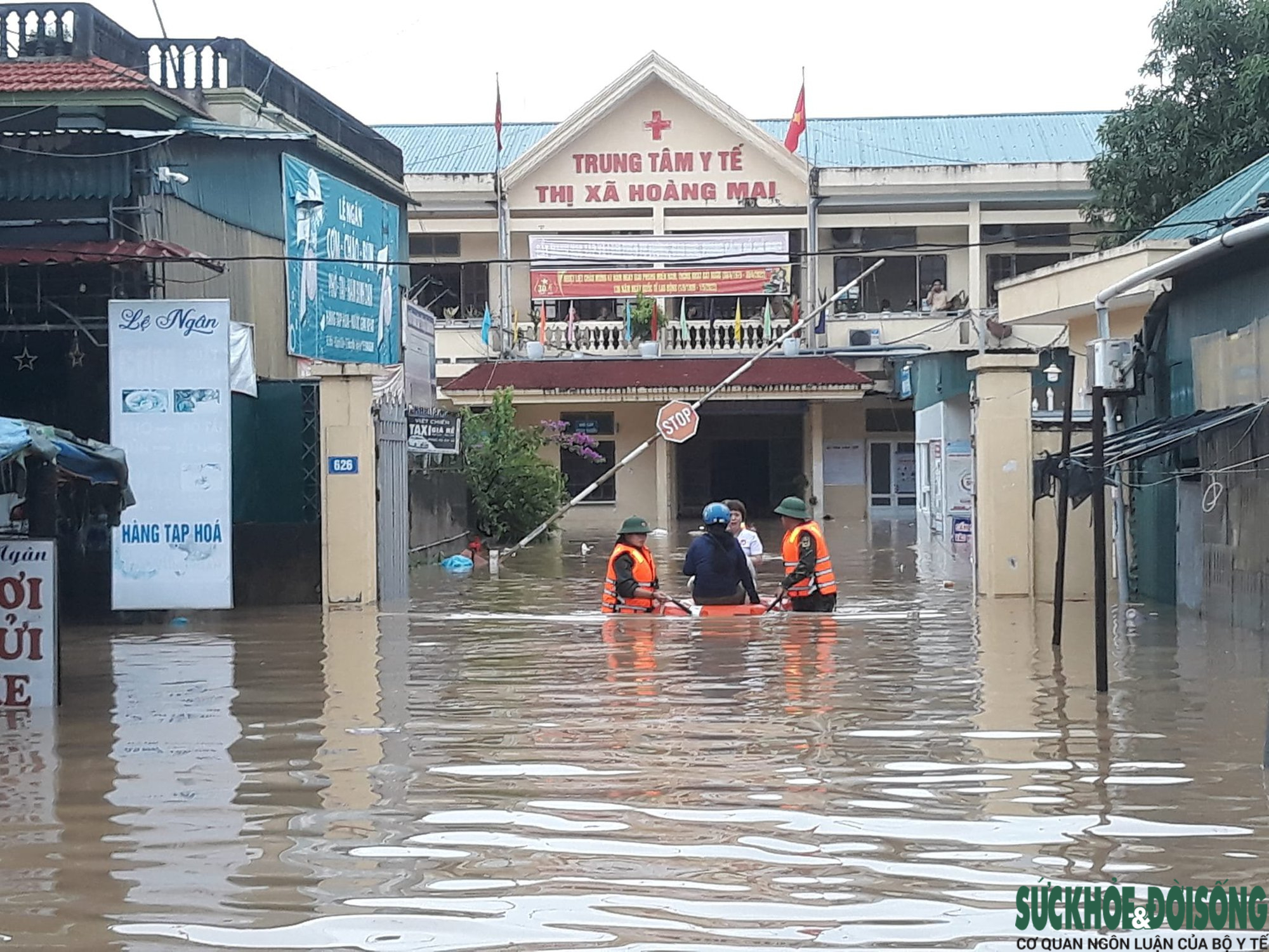  Trung tâm y tế thị xã Hoàng Mai (Nghệ An) ngập sâu trong nước . Ảnh: Trần Thanh Yên