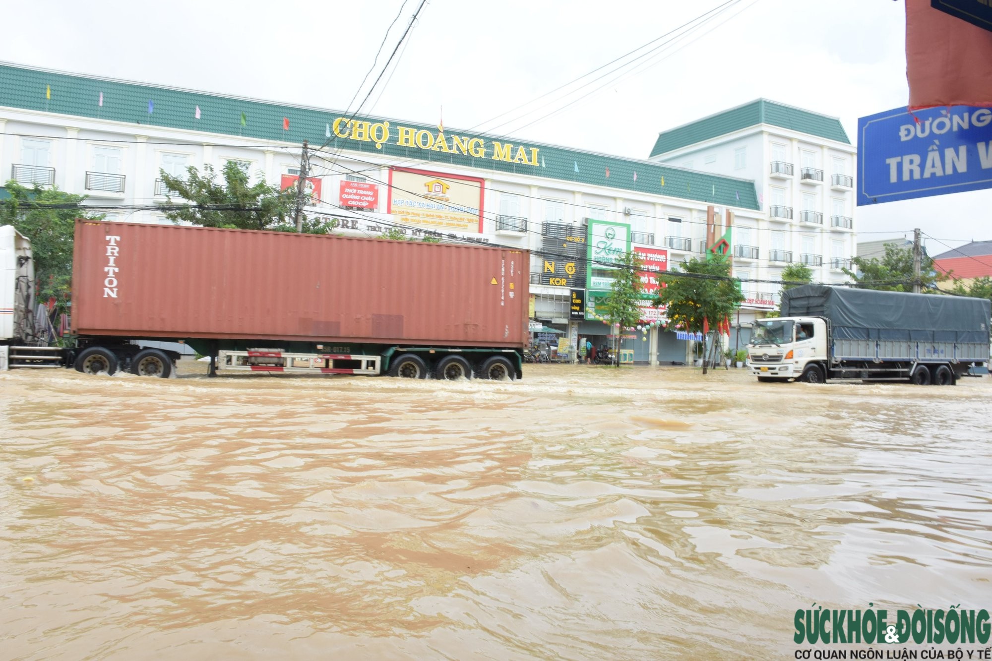  Đặc biệt tuyến Quốc lộ 1A đoạn qua phường Quỳnh Thiện bị ngập sâu khiến cho nhiều phương tiện giao thông rất khó di chuyển.